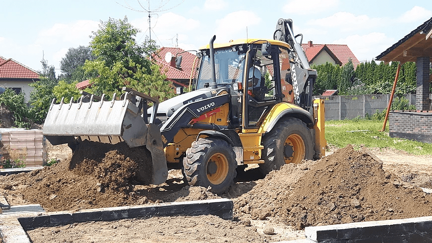 koparka kopiąca fundamenty