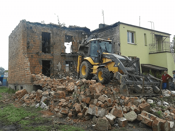 koparka rozbierająca łyżką budynek 02