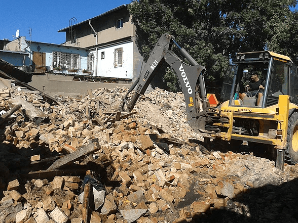 koparka rozbierająca łyżką budynek 06