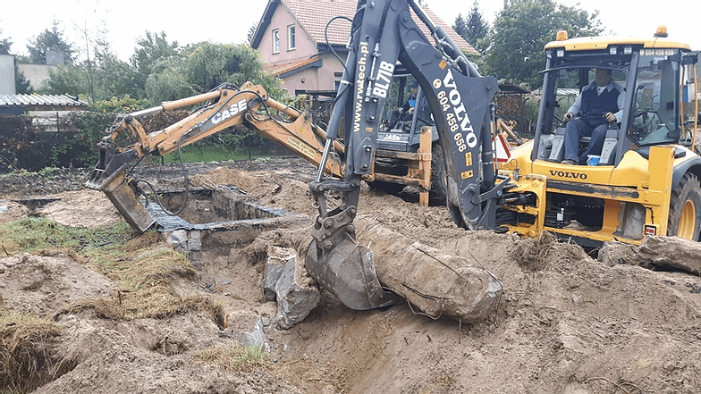 koparka rozbierająca łyżką budynek 3