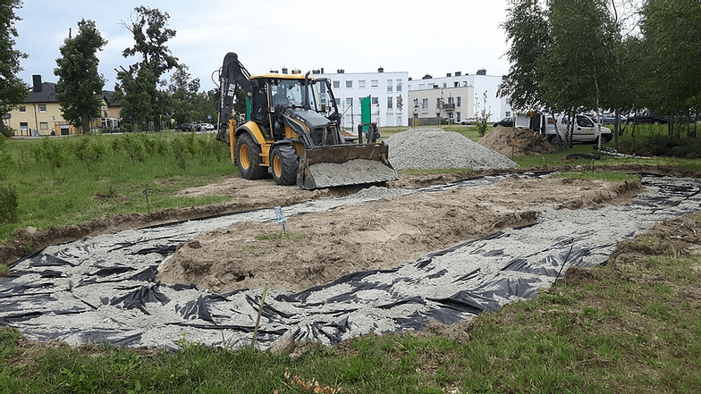 koparka wysypująca kamienie na drogę 02