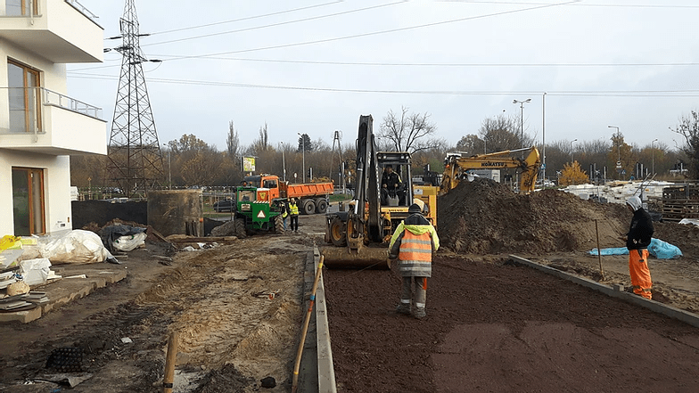 koparka wysypująca ziemie pod drogę 02