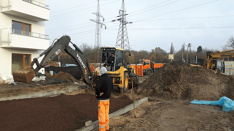 koparka wysypująca ziemie pod drogę